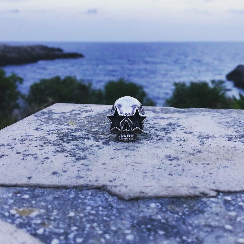 the skull on the sea